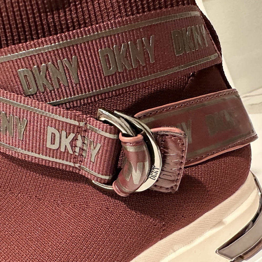 DKNY - Picture 11 of 14